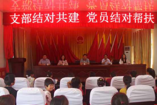 高鐵時(shí)代黨支部赴豐縣梁寨開展“黨建結(jié)對(duì)共建、黨員結(jié)對(duì)幫扶”主題黨日活動(dòng)