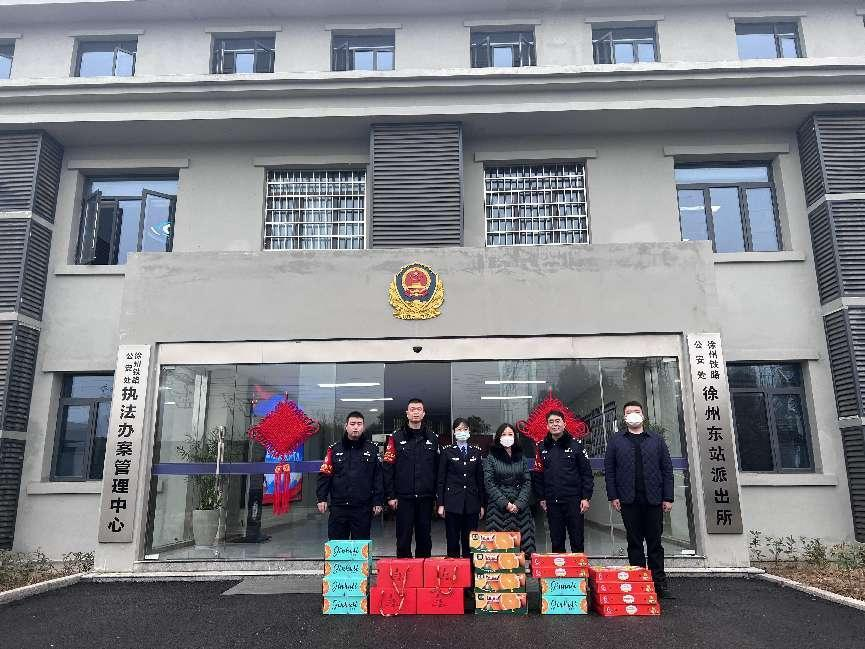 高鐵時代公司到高鐵站區(qū)友鄰單位開展暖春慰問活動
