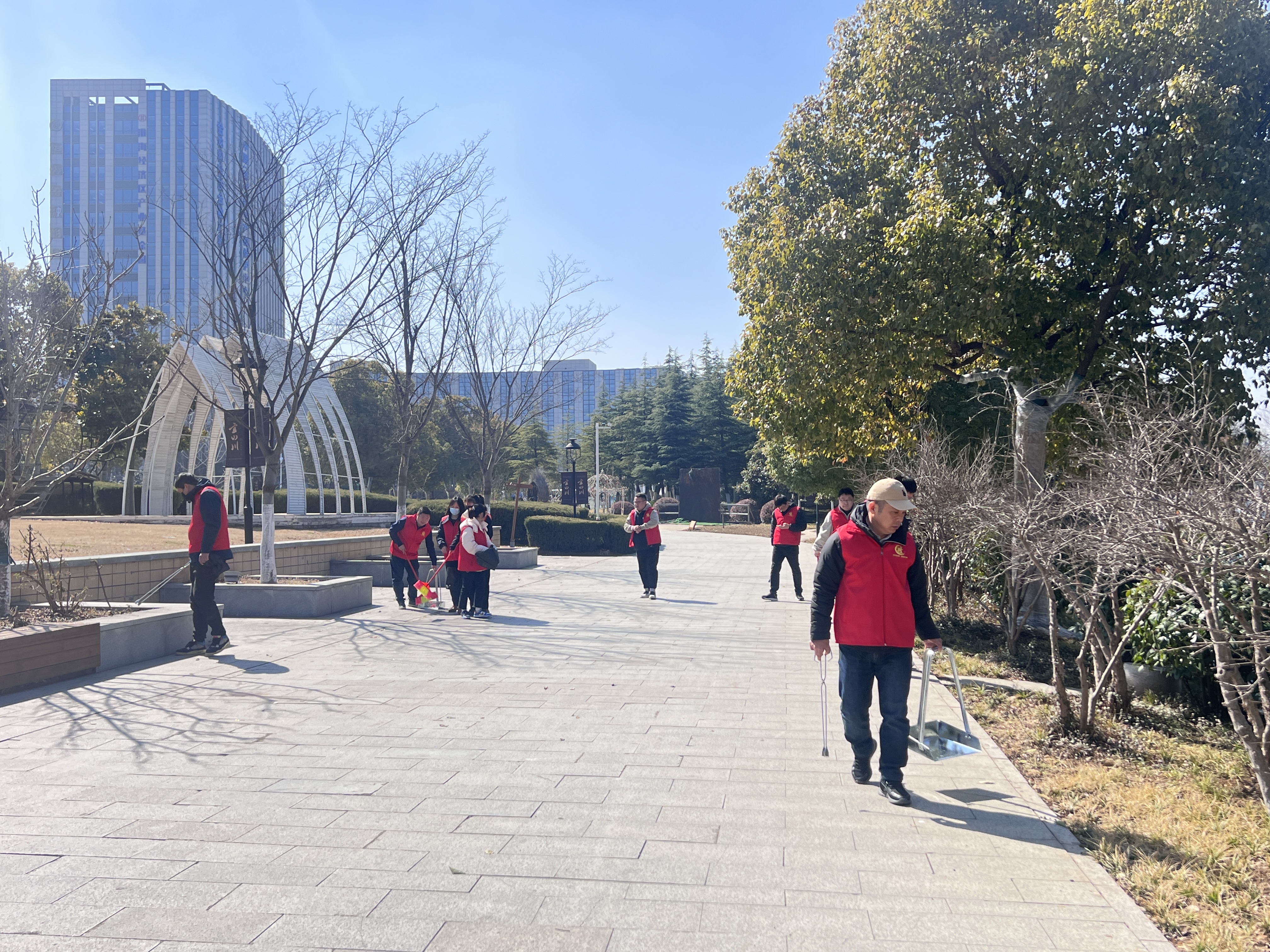 交控能源黨支部開展學(xué)習(xí)雷鋒見行動  清撿垃圾美家園”志愿服務(wù)活動