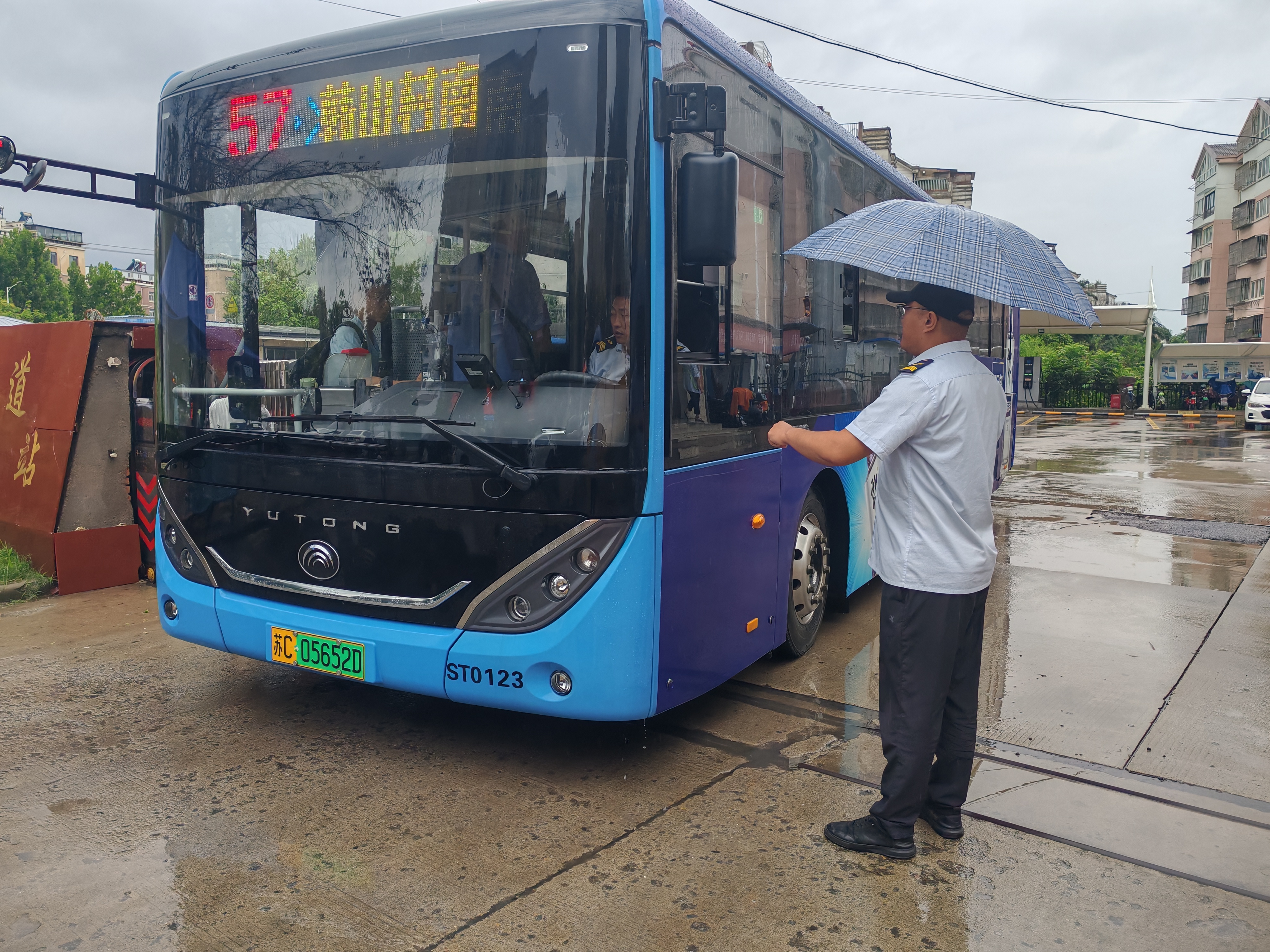 暴雨中，公交人用堅(jiān)守保障市民出行