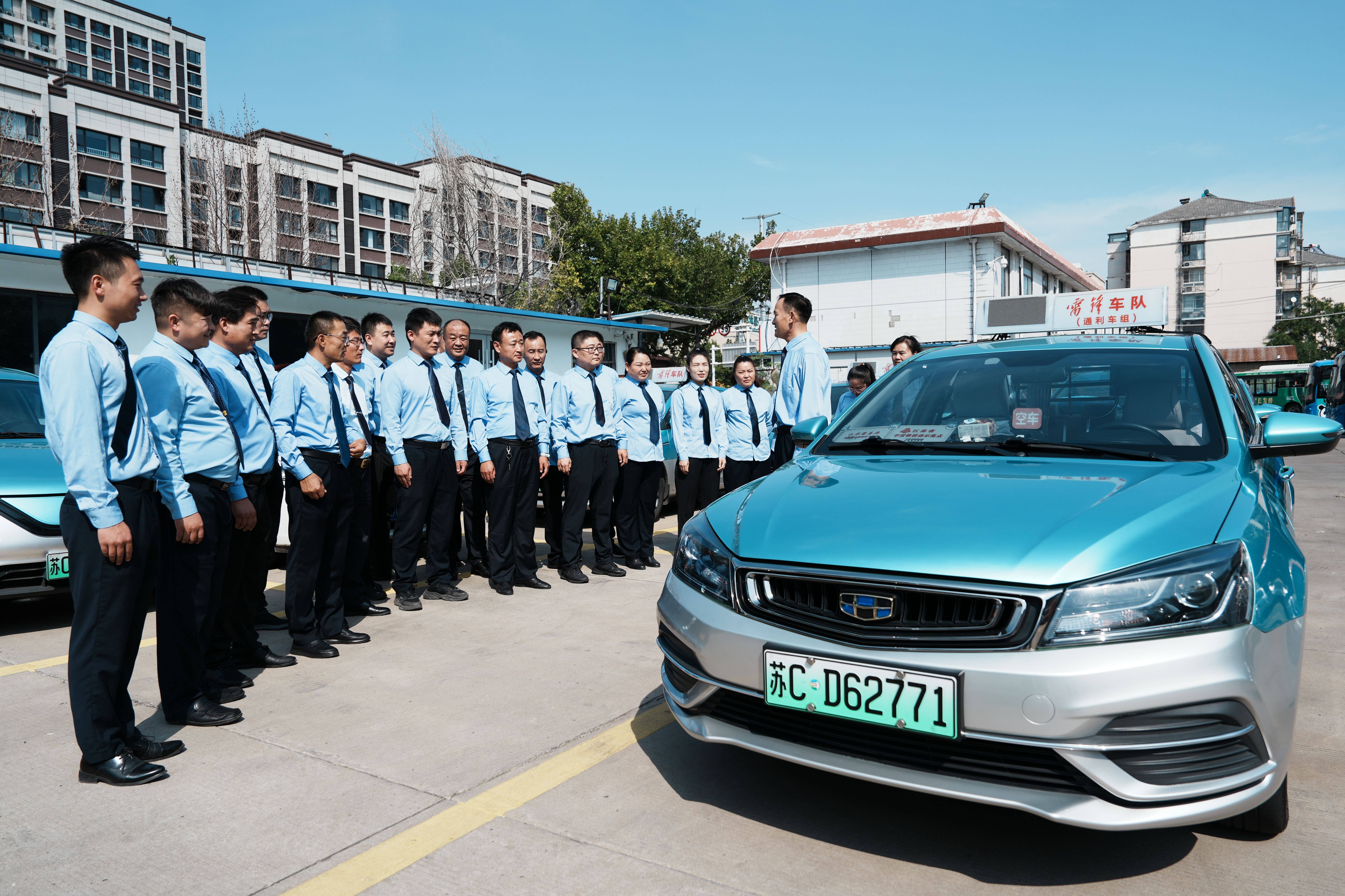 雷鋒車隊(duì)開展禮儀服務(wù)進(jìn)車廂活動
