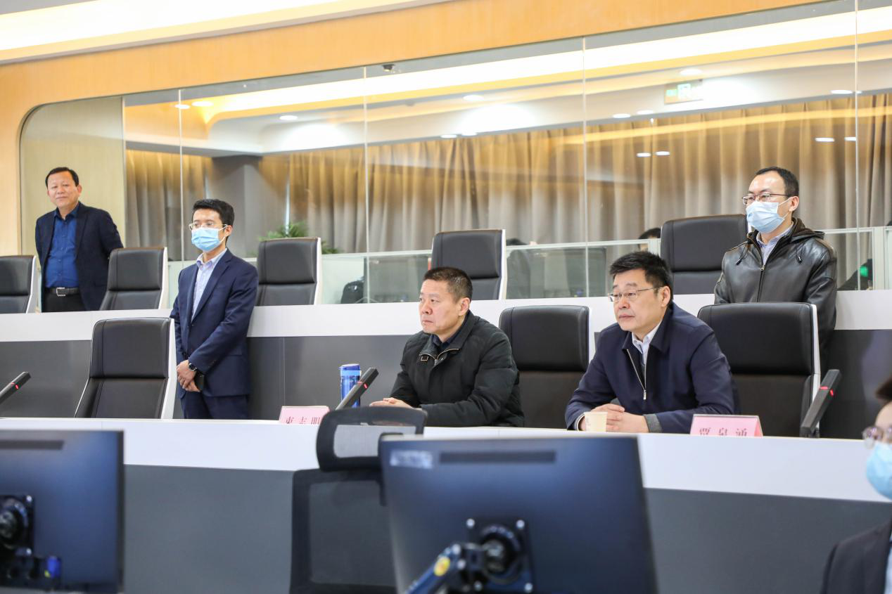 徐州市人大常委會副主任、市總工會主席束志明赴徐州交控集團開展新春走訪慰問